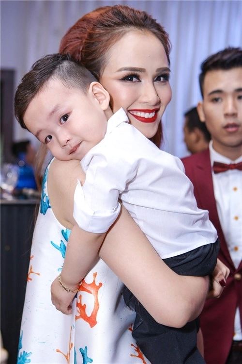 Ngỡ ngàng nhan sắc như ma nơ canh của chân dài 1m90 hồng xuân