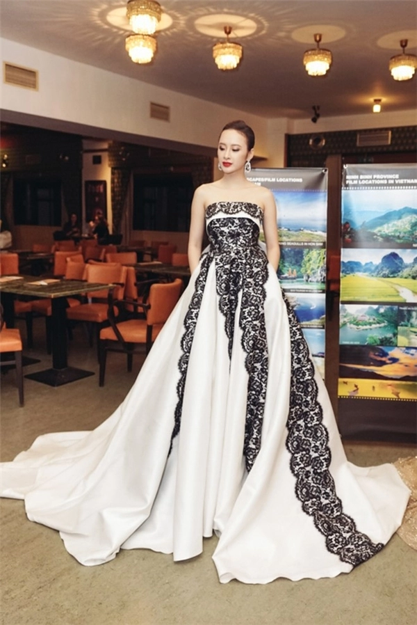 Ngỡ ngàng với angela phương trinh phiên bản búp bê