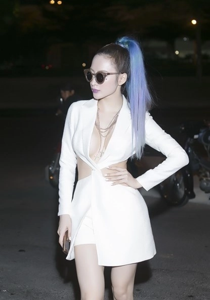 Những bộ cánh nóng bỏng của angela phương trinh