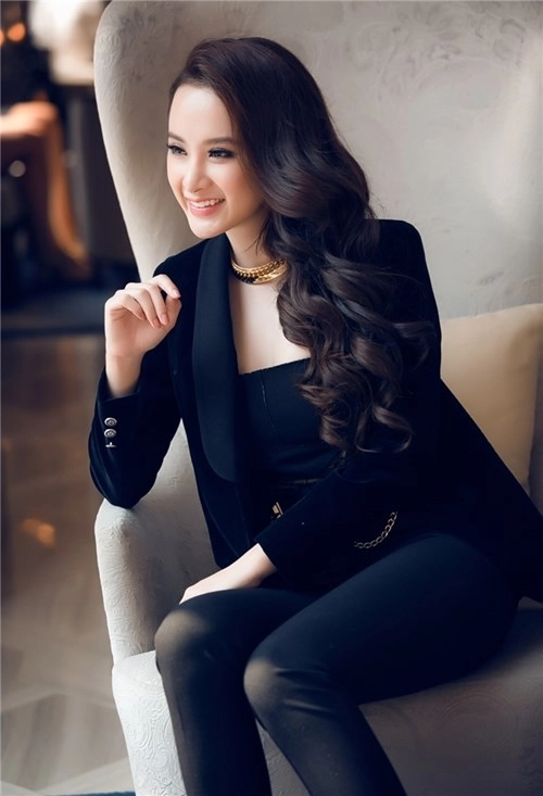 Những bộ cánh nóng bỏng của angela phương trinh