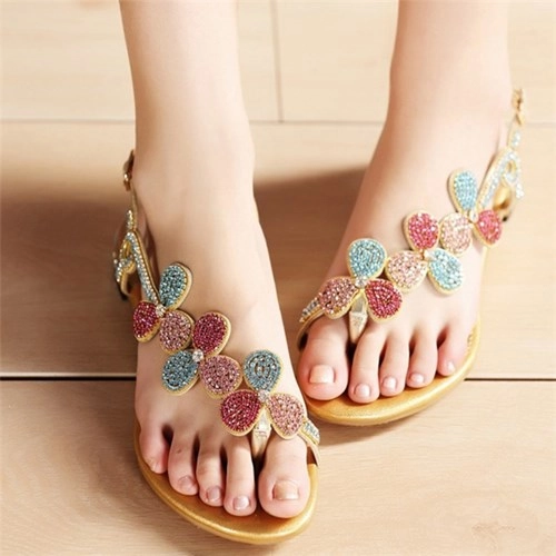 Những món đồ bất li thân của phái đẹp cho những chuyến đi biển ngày hè