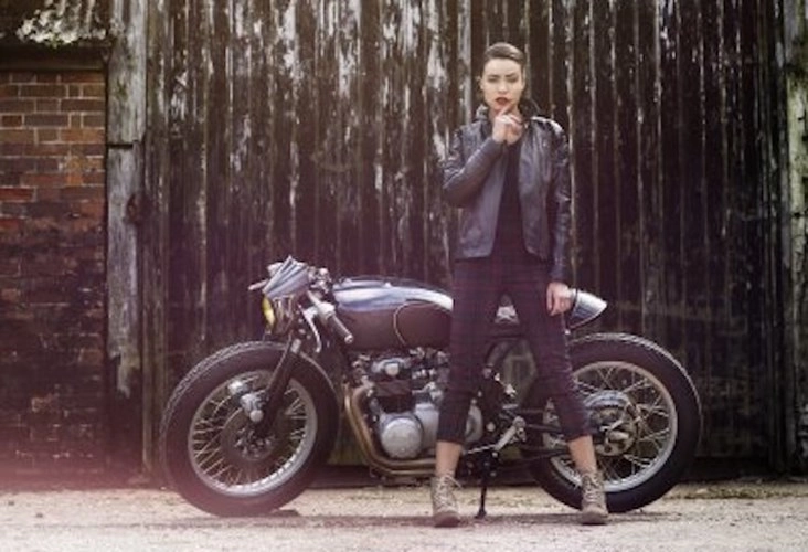Mẫu anh xinh đẹp bên honda cb550 độ cafe racer ấn tượng