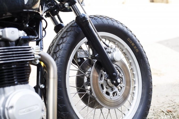 Mẫu anh xinh đẹp bên honda cb550 độ cafe racer ấn tượng