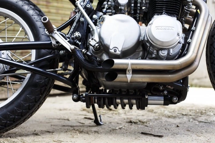 Mẫu anh xinh đẹp bên honda cb550 độ cafe racer ấn tượng