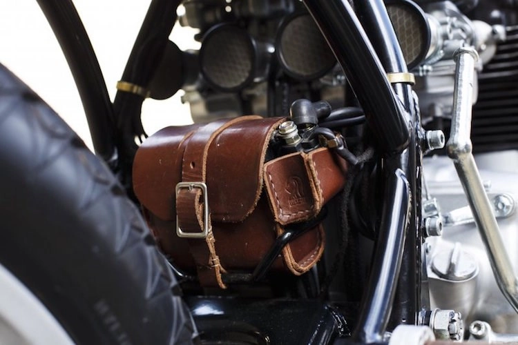 Mẫu anh xinh đẹp bên honda cb550 độ cafe racer ấn tượng