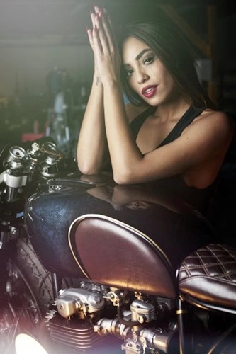 Mẫu anh xinh đẹp bên honda cb550 độ cafe racer ấn tượng