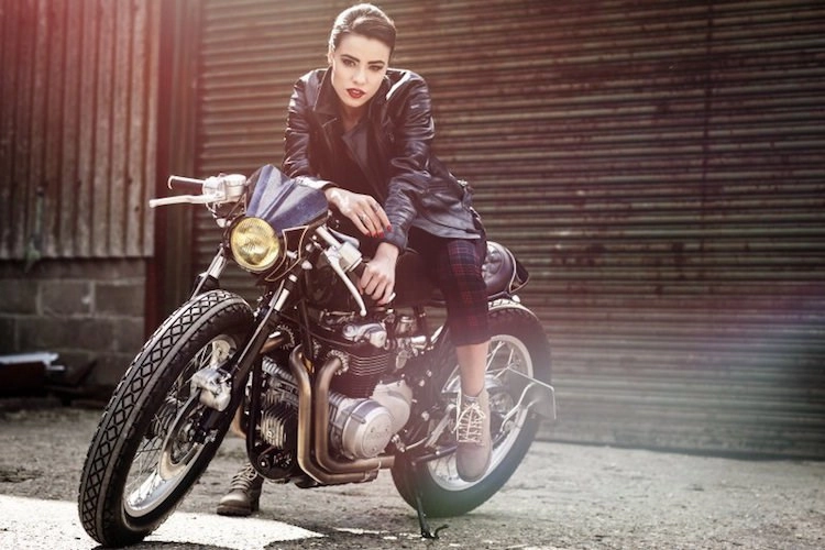 Mẫu anh xinh đẹp bên honda cb550 độ cafe racer ấn tượng
