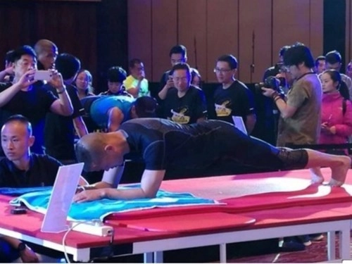 Anh lính hậu duệ mặt trời này đã plank suốt 8 tiếng