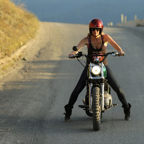 Harley-davidson sportster độ scrambler mạnh mẽ của nữ nhà báo