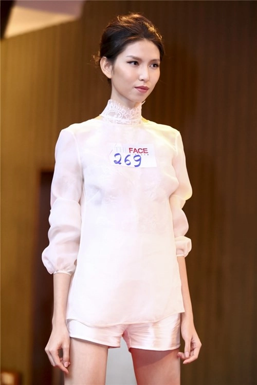 Mặc hạn chế chiều cao bạn gái sơn tùng vẫn đến casting the face