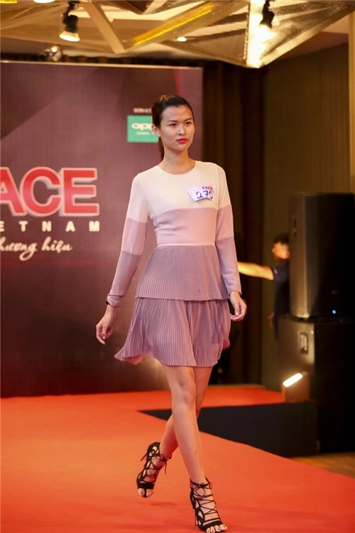 Mặc hạn chế chiều cao bạn gái sơn tùng vẫn đến casting the face