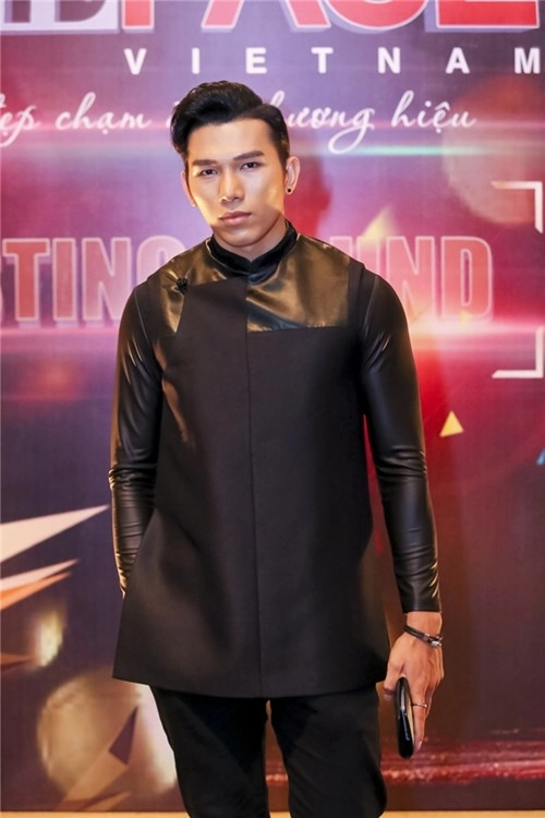 Mặc hạn chế chiều cao bạn gái sơn tùng vẫn đến casting the face
