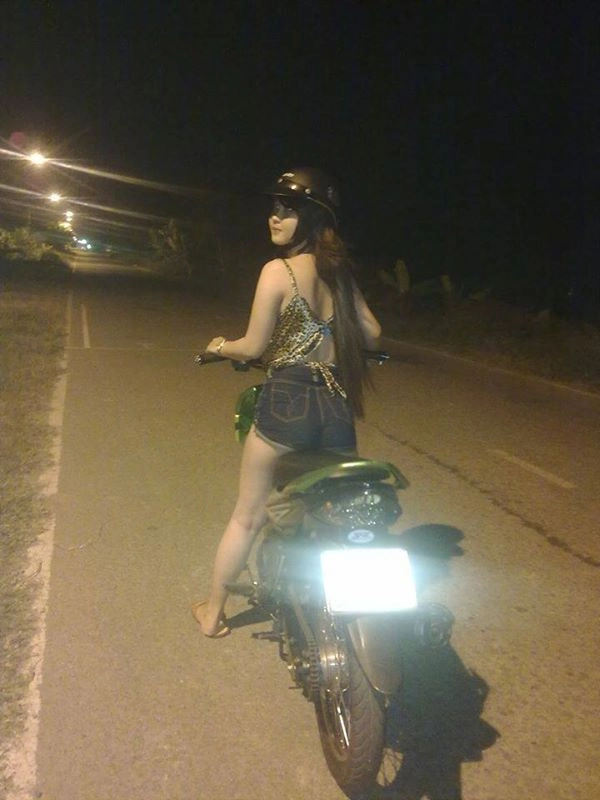 Ngắm các cô gái sexy ngồi exciter