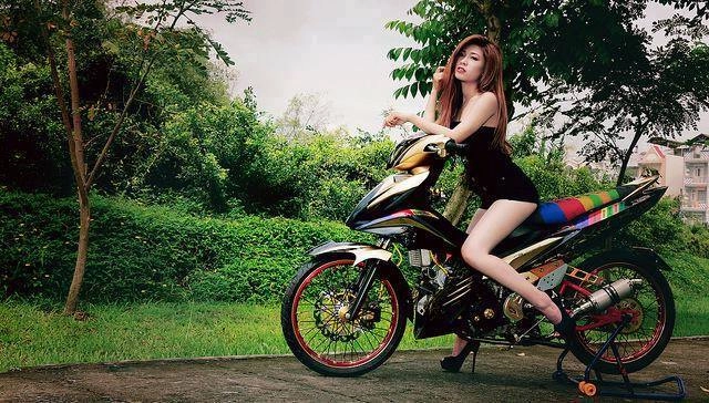 Ngắm các cô gái sexy ngồi exciter