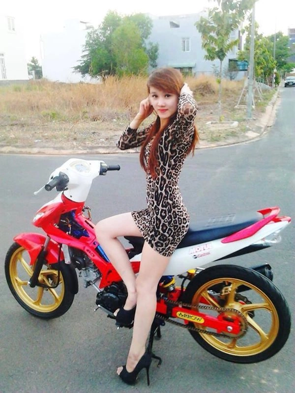 Ngắm các cô gái sexy ngồi exciter