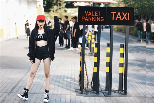 Muôn màu những kiểu thời trang nổi loạn của phương ly