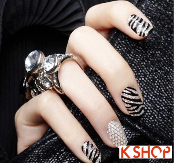 Các mẫu nail móng tay kim tuyến cho cô nàng sang trọng ấn tượng độc đáo