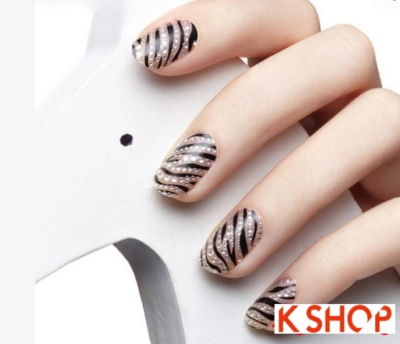 Các mẫu nail móng tay kim tuyến cho cô nàng sang trọng ấn tượng độc đáo