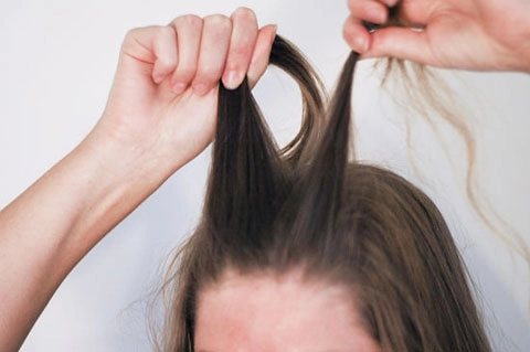 Cách làm kiểu tóc tết đuôi cá giữa đỉnh đầu đẹp cá tính thời trang