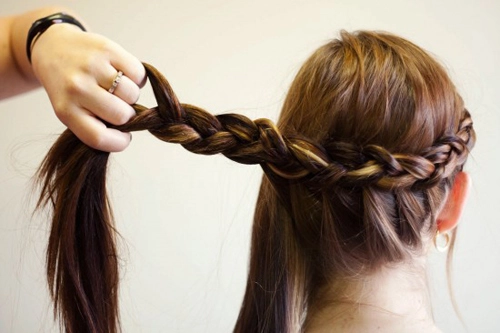 Cách tết tóc búi đẹp đơn giản tại nhà cho bạn gái mạnh mẽ