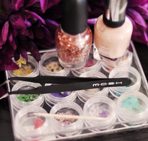 Cách vẽ móng tay nail hoa cho nàng nổi bật điệu đà xuống phố tự tin