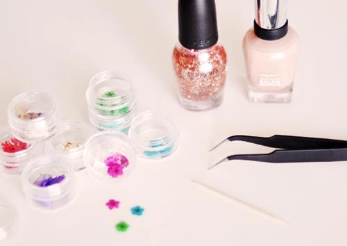 Cách vẽ móng tay nail hoa cho nàng nổi bật điệu đà xuống phố tự tin