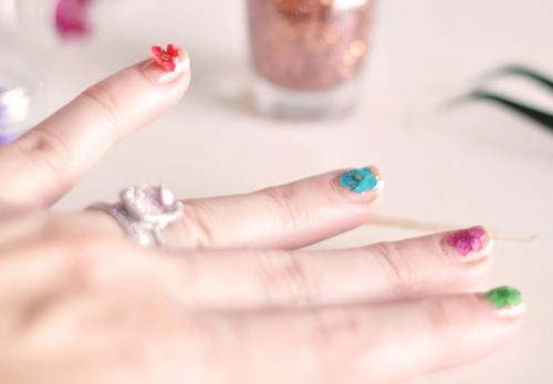 Cách vẽ móng tay nail hoa cho nàng nổi bật điệu đà xuống phố tự tin