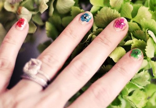 Cách vẽ móng tay nail hoa cho nàng nổi bật điệu đà xuống phố tự tin