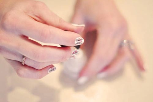 Cách vẽ móng tay nail hoa cho nàng nổi bật điệu đà xuống phố tự tin