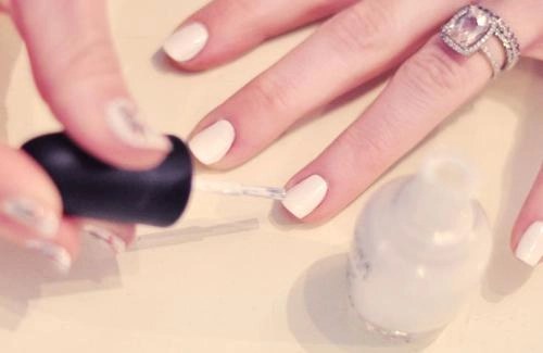 Cách vẽ móng tay nail hoa cho nàng nổi bật điệu đà xuống phố tự tin