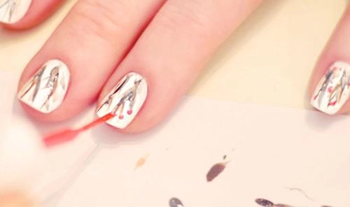 Cách vẽ móng tay nail hoa cho nàng nổi bật điệu đà xuống phố tự tin