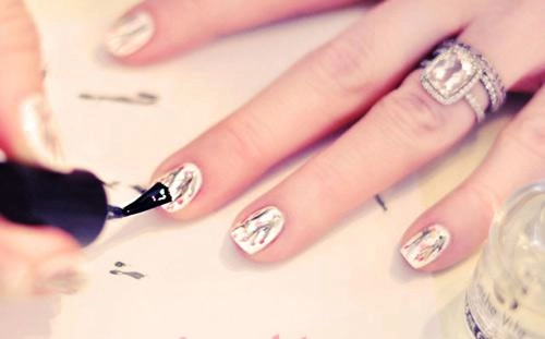 Cách vẽ móng tay nail hoa cho nàng nổi bật điệu đà xuống phố tự tin