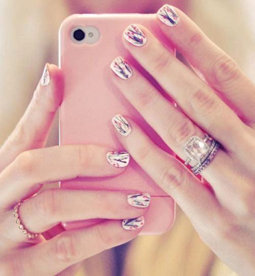 Cách vẽ móng tay nail hoa cho nàng nổi bật điệu đà xuống phố tự tin