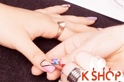 Cách vẽ móng tay nail kẻ đẹp dễ thực hiện tại nhà cho bạn gái