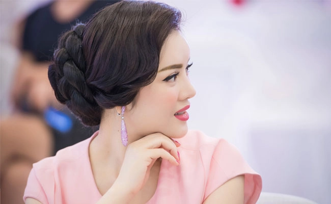 Học cách búi tóc cực đẹp của lý nhã kỳ sang trọng đi dự tiệc lịch lãm