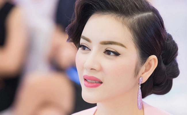 Học cách búi tóc cực đẹp của lý nhã kỳ sang trọng đi dự tiệc lịch lãm