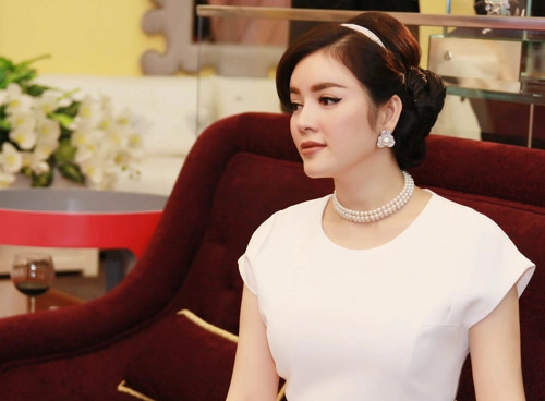Học cách búi tóc cực đẹp của lý nhã kỳ sang trọng đi dự tiệc lịch lãm