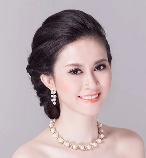 Kiểu tóc búi dự tiệc đơn giản cho nàng mặt tròn trẻ trung