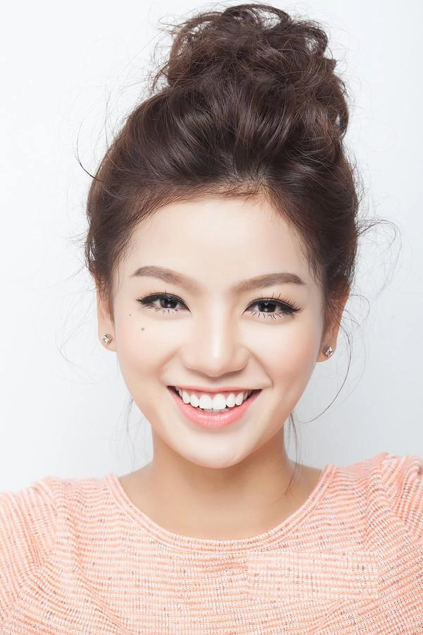 Kiểu tóc búi dự tiệc đơn giản cho nàng mặt tròn trẻ trung