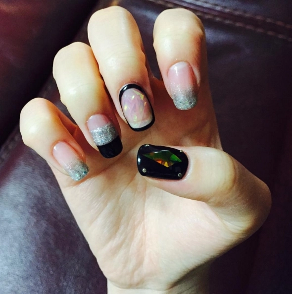 Mẫu nail móng tay thủy tinh đang được giới trẻ yêu thích