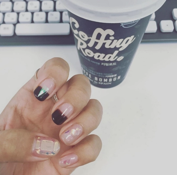 Mẫu nail móng tay thủy tinh đang được giới trẻ yêu thích