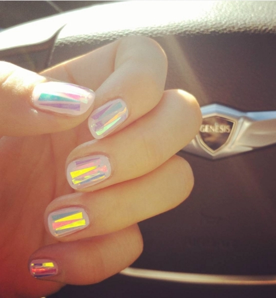 Mẫu nail móng tay thủy tinh đang được giới trẻ yêu thích