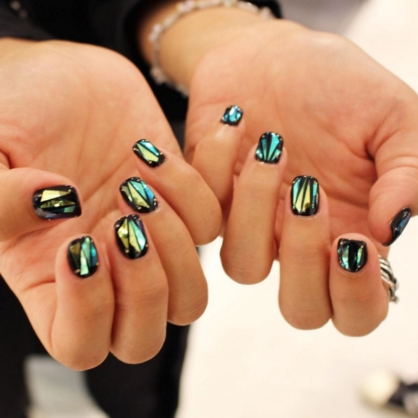 Mẫu nail móng tay thủy tinh đang được giới trẻ yêu thích
