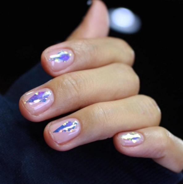 Mẫu nail móng tay thủy tinh đang được giới trẻ yêu thích