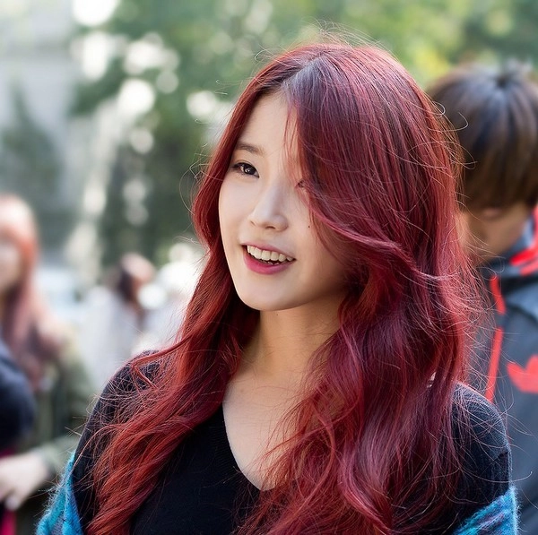 Màu tóc nhuộm nâu đỏ cực đẹp sao kpop hàn quốc độc đáo