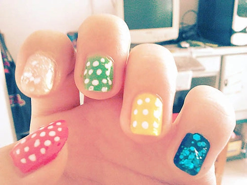 Móng tay nail chấm bi đẹp dễ thương trào lưu mới của tuổi teen