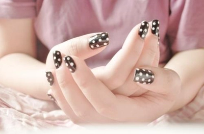 Móng tay nail chấm bi đẹp dễ thương trào lưu mới của tuổi teen