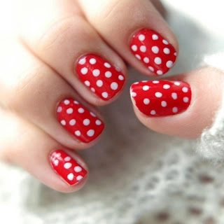 Móng tay nail chấm bi đẹp dễ thương trào lưu mới của tuổi teen
