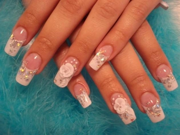 Móng tay nail đính đá đẹp cho cô dâu sang trọng ngày cưới tự tin