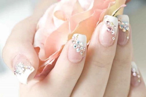 Móng tay nail đính đá đẹp cho cô dâu sang trọng ngày cưới tự tin